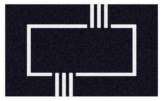 Rechteckiger dunkelgrauer Badteppich mit weißem Rahmen und drei parallelen Streifen im modernen Design.