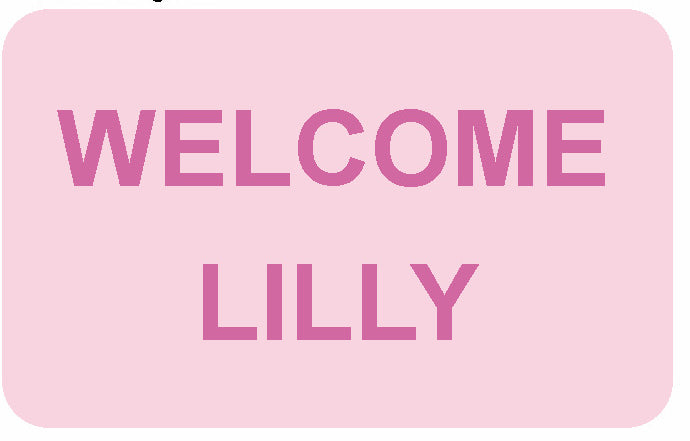 Rosa Badteppich zeigt die Aufschrift „WELCOME LILLY“.