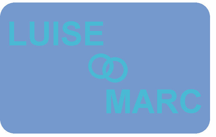 Blauer Badteppich mit türkiser Aufschrift Luise Marc und zwei ineinander verschlungenen Ringen.