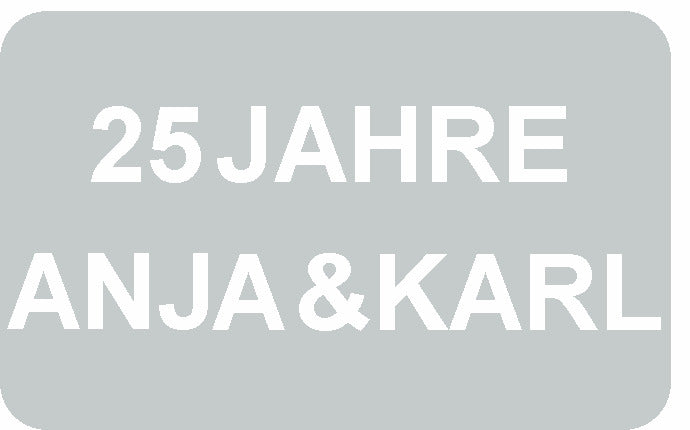 Grauer Badteppich mit weißem Schriftzug 25 Jahre Anja & Karl in eckigem Design.