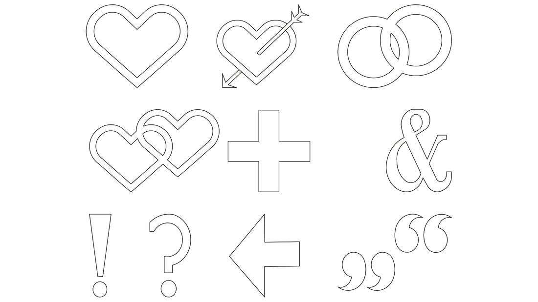 Badteppich zeigt grafische Konturen von Herzen, Ringen, Symbolen und Satzzeichen.