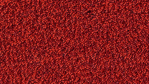 Der rote Kleine Wolke Creativo Badteppich Relax Rubin ist in Nahaufnahme zu sehen.