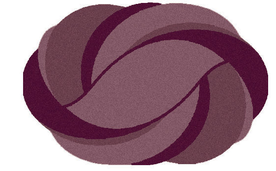 Ovaler Badteppich in Lila- und Violetttönen mit verschlungenem Muster liegt auf dem Boden.