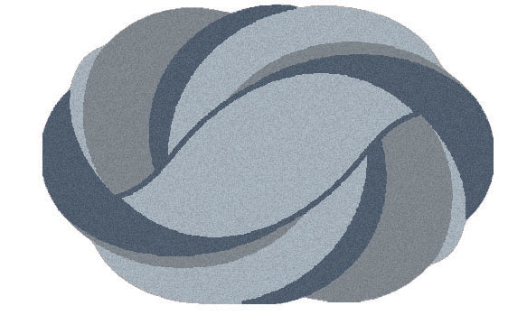 Ovaler Badteppich mit verschlungenem Muster in hellen und dunklen Blau- und Grautönen liegt auf hellem Boden.