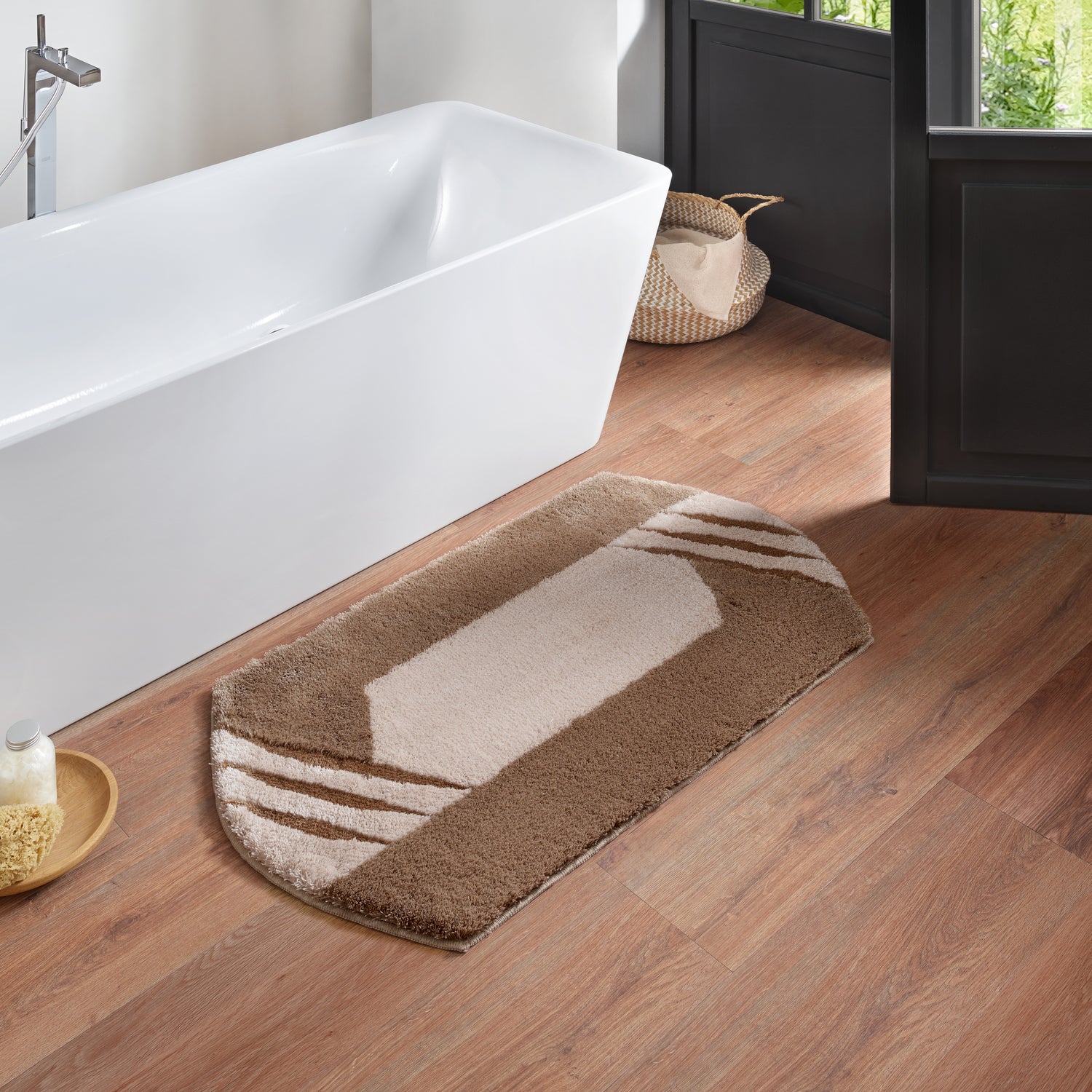 Badematte Kleine Wolke Creativo Emozione liegt vor weißer Badewanne auf Holzfußboden.