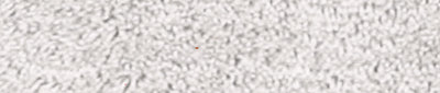 Nahaufnahme einer weißen, leicht melierten, flauschigen Teppichoberfläche in Polarweiß.
