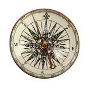 Deko COMPASS Clear M zeigt einen runden Kompass mit filigraner Windrose in Schwarz und Gold.