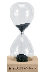 Glas-Sanduhr mit schwarzem Sand auf Holzsockel mit Gin-Aufschrift