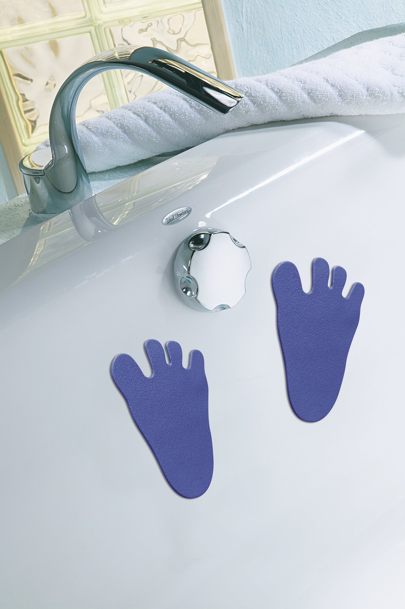Weiße Badewanne mit violetten rutschfesten Fuß-Aufklebern innen an Boden