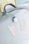Weiße Fuß-Antirutschaufkleber innen an einer Badewanne mit Armatur