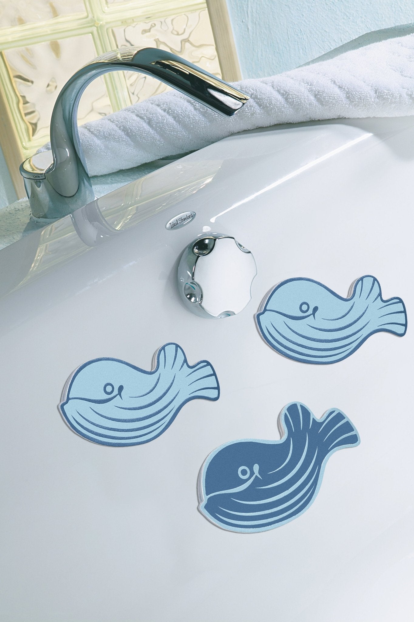 Weiße Badewanne mit drei blauen Wal-Antirutschaufklebern innen unten