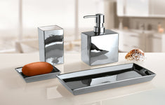Chromglänzendes Badset mit Seifenspender, Schale, Becher und Seife