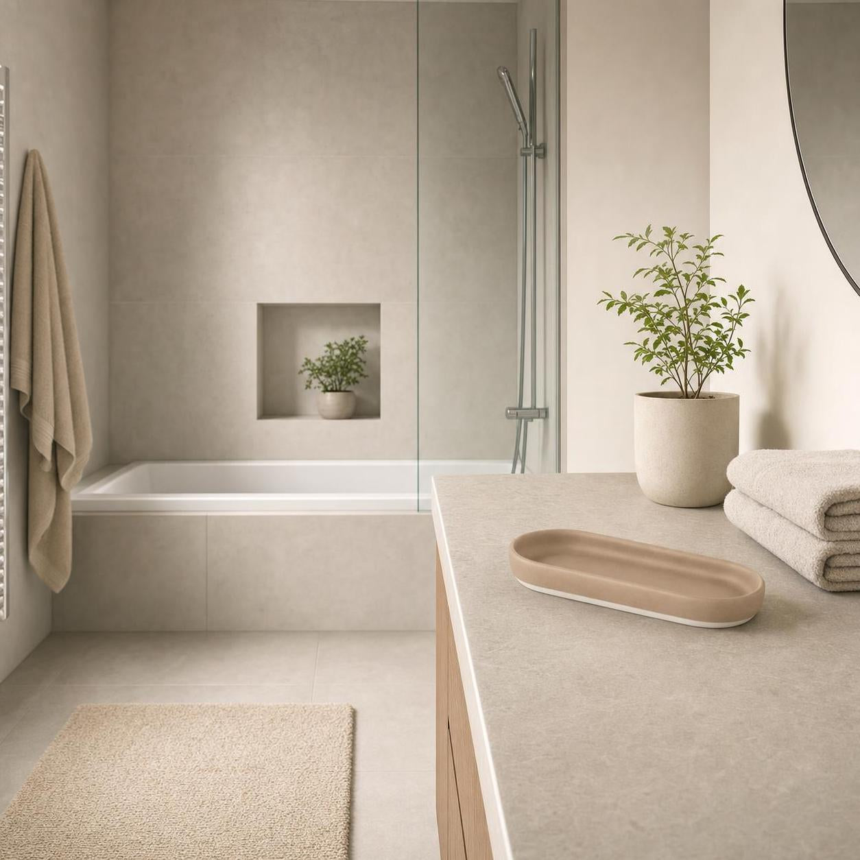 Eine beige Ablageschale steht auf dem Waschtisch im modernen Bad.