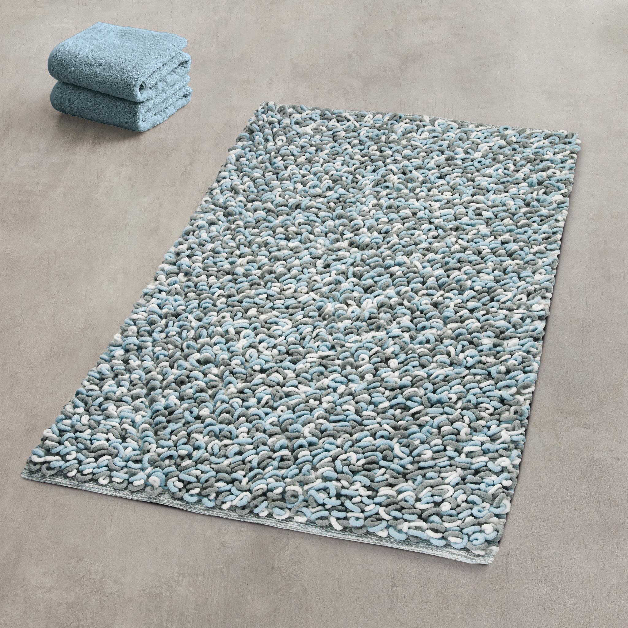 Hellblauer Badteppich mit Schlingenstruktur auf grauem Boden liegend