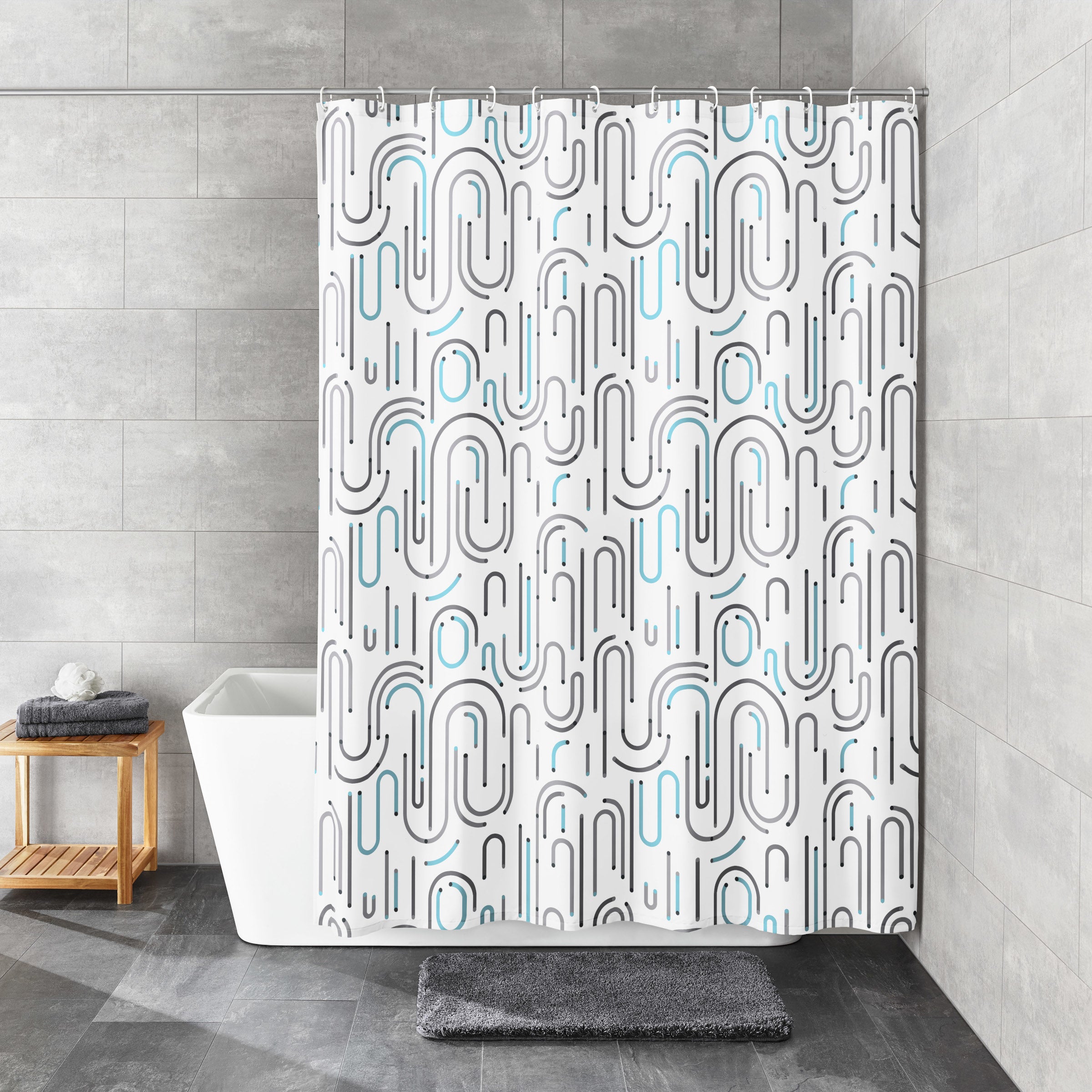 Duschvorhang Aqua et Noir mit grafischem Muster hängt im modernen Bad mit Wanne.