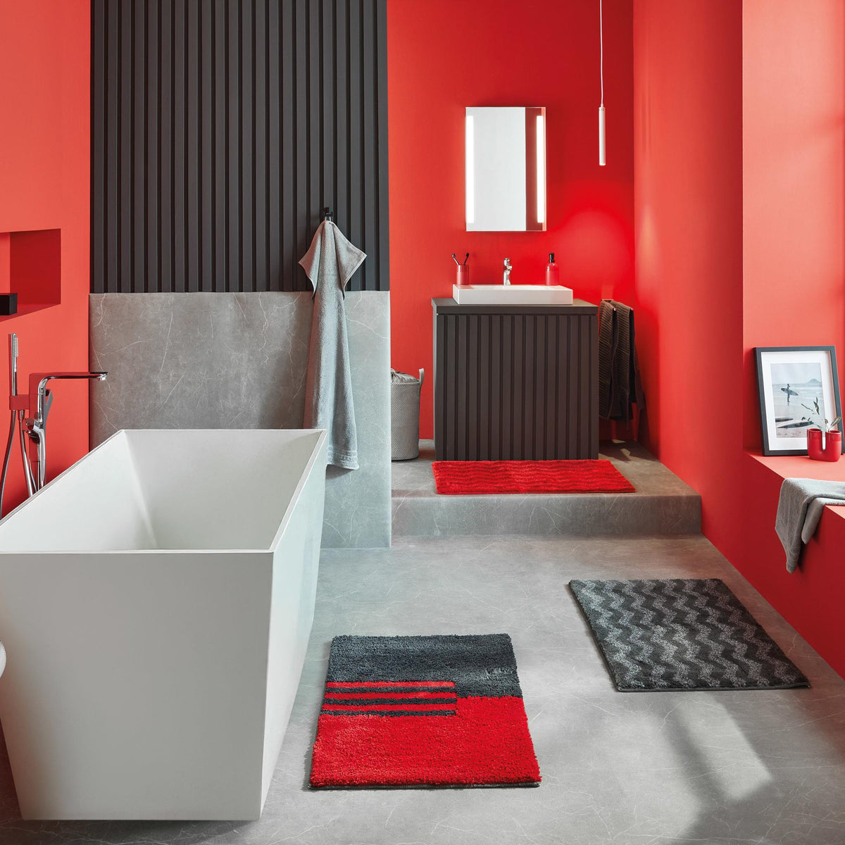 Modernes rotes Bad mit freistehender Wanne und Badteppichen aus Stoff