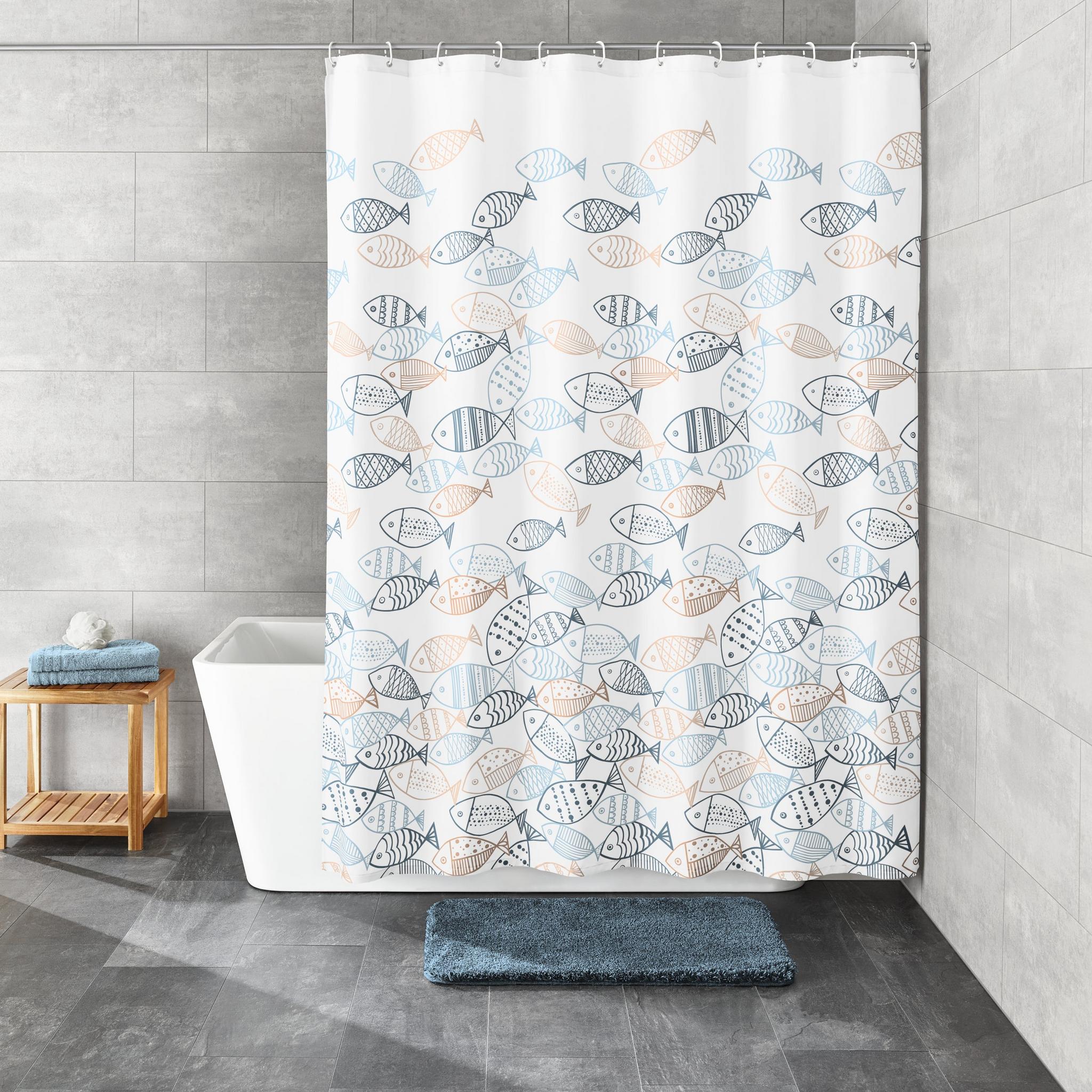 Badezimmer mit Fisch-Duschvorhang, Badewanne, Badematte und Regal