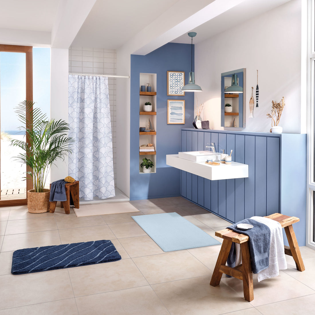 Kleine Wolke Badematten Einfach Meer liegen in einem hellen, maritim eingerichteten Badezimmer.