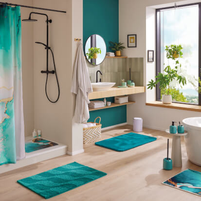 Modernes Bad mit türkisfarbenen Teppichen, Dusche, Waschbecken und Fenster.