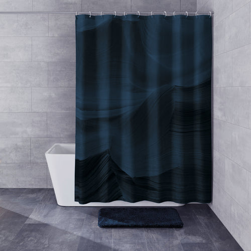 Duschvorhang Mystic Night von Kleine Wolke hängt im modernen Bad mit grauen Fliesen und dunkelblauer Badematte.