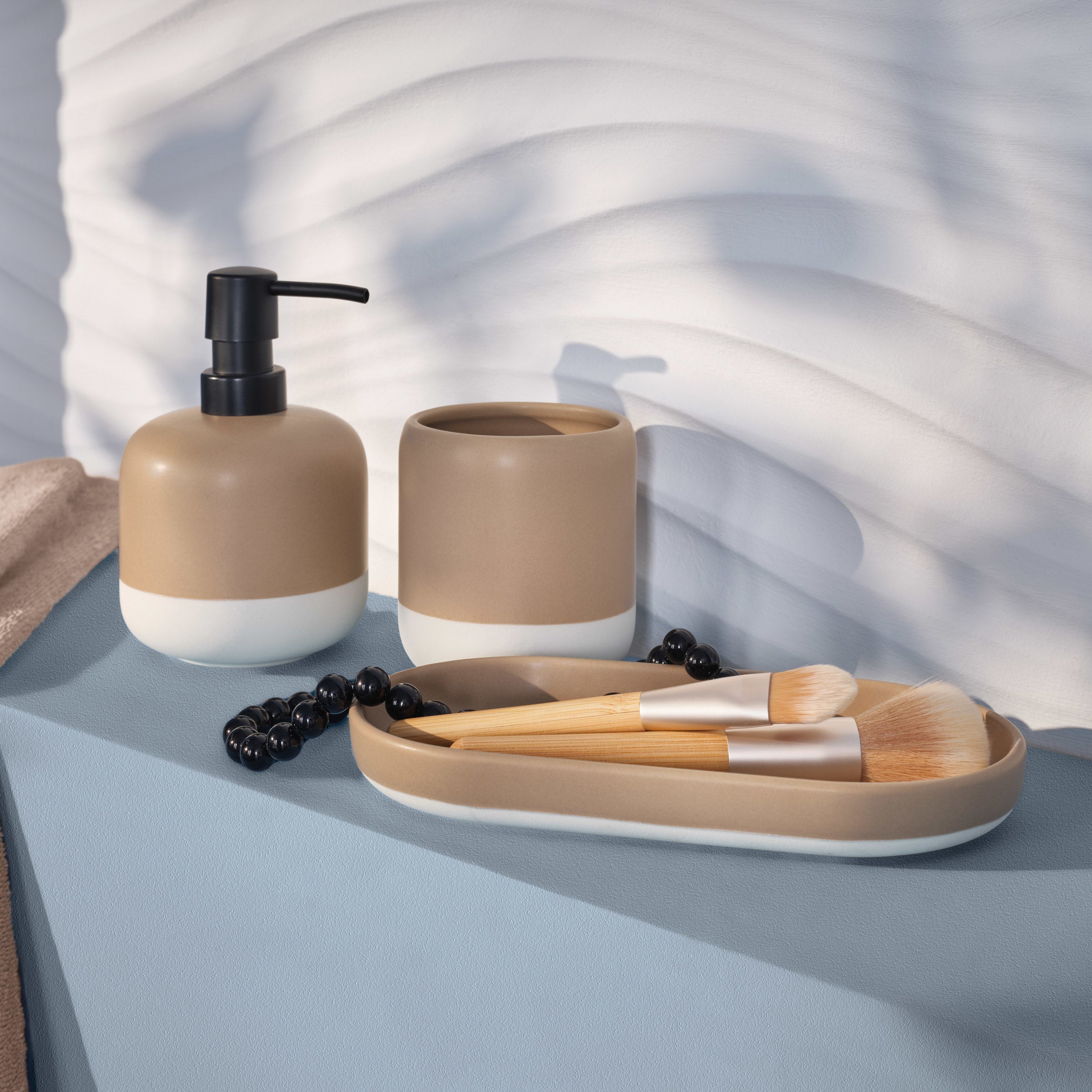 Badezimmer-Set Lunella mit Seifenspender, Becher und Ablage mit Pinseln im modernen Design.