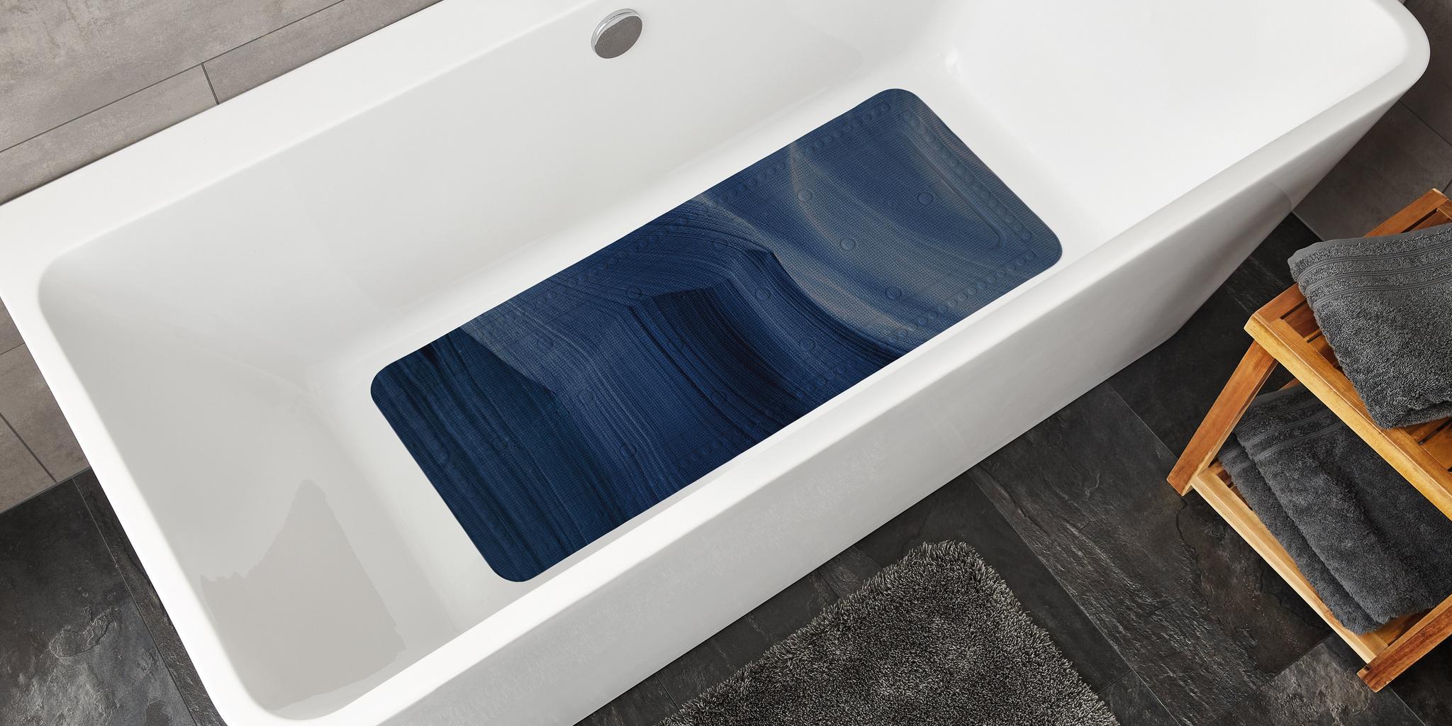 Weiße Badewanne mit dunkelblauer rutschfester Badematte im Inneren