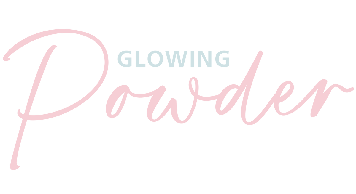 Schriftzug „Glowing Powder“ in Rosa und Hellgrau auf schwarzem Hintergrund.