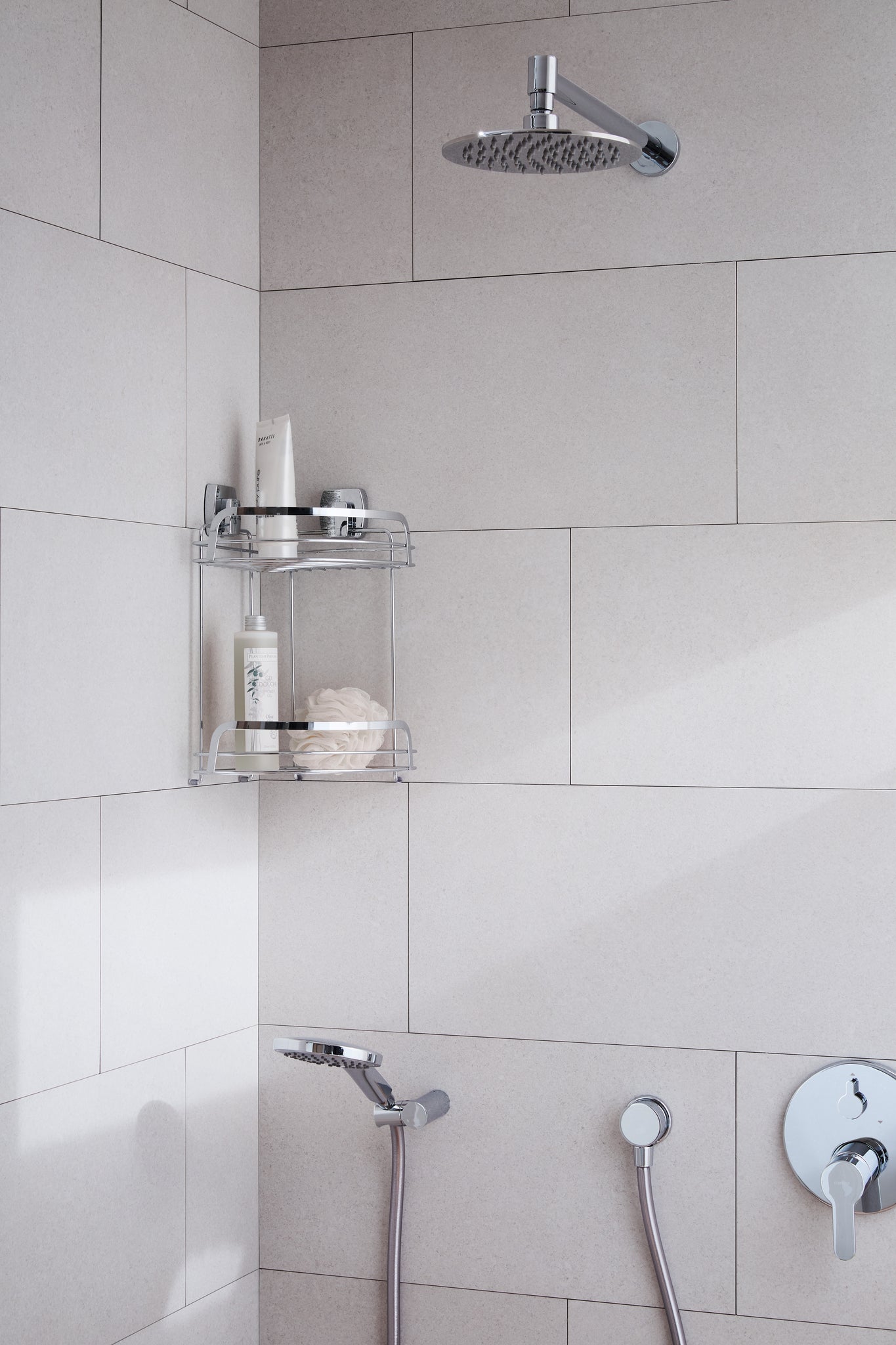 Moderne Dusche mit Regenduschkopf, Handbrause und Eck-Duschablage