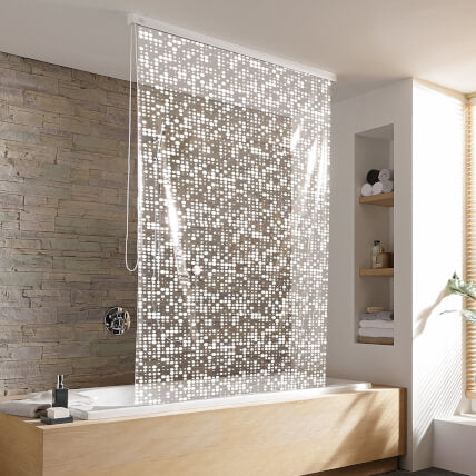 Transparenter Duschvorhang mit Punktmuster vor Badewanne im Bad.