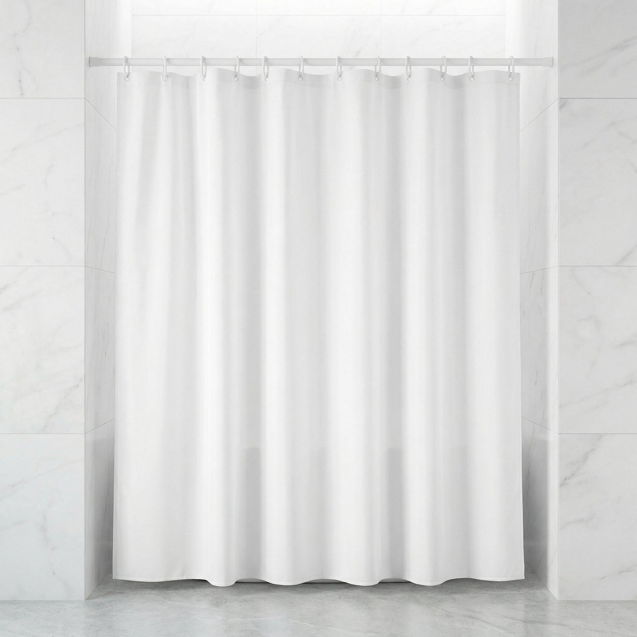 Weißer Duschvorhang aus Stoff in moderner, heller Marmor-Dusche mit Ringen