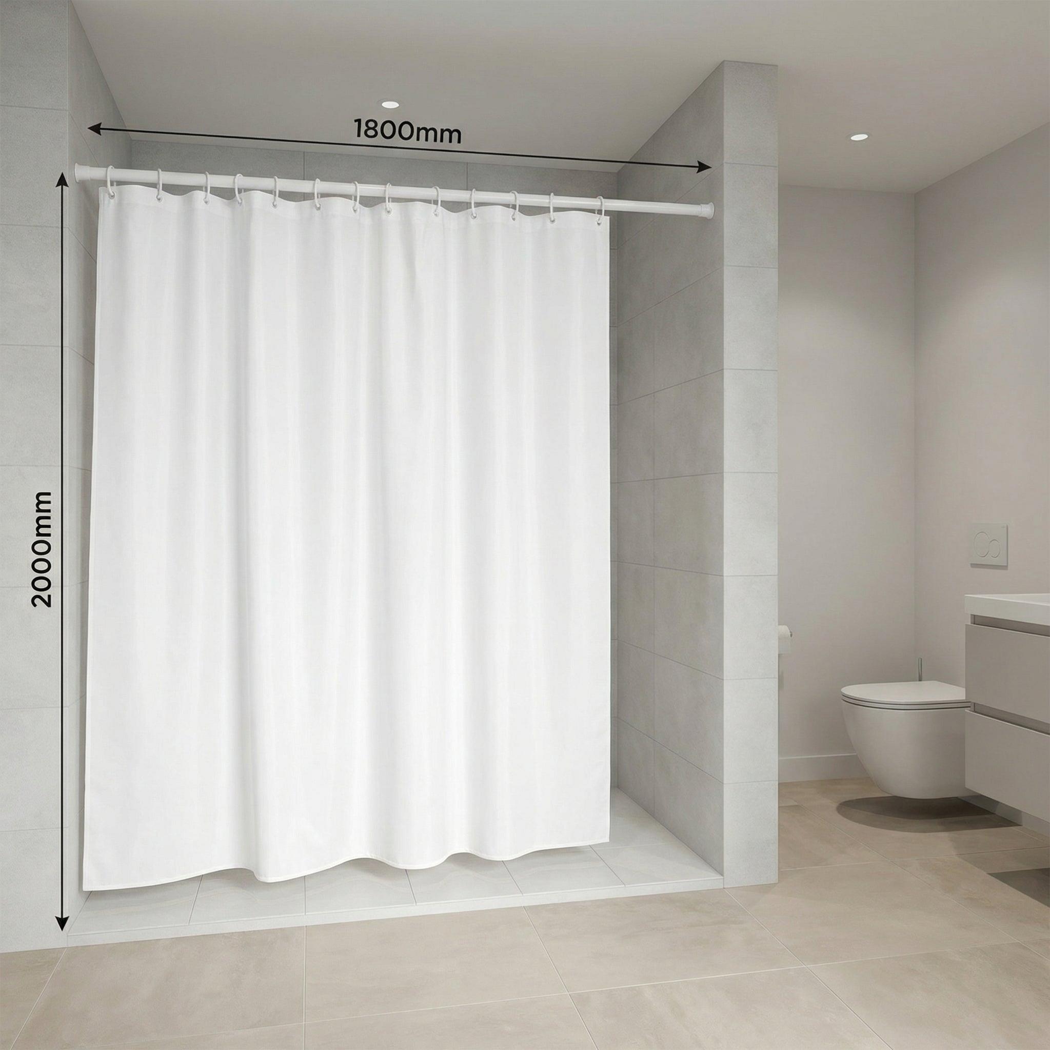 Weißer Duschvorhang in moderner, hellen Badezimmernische mit WC