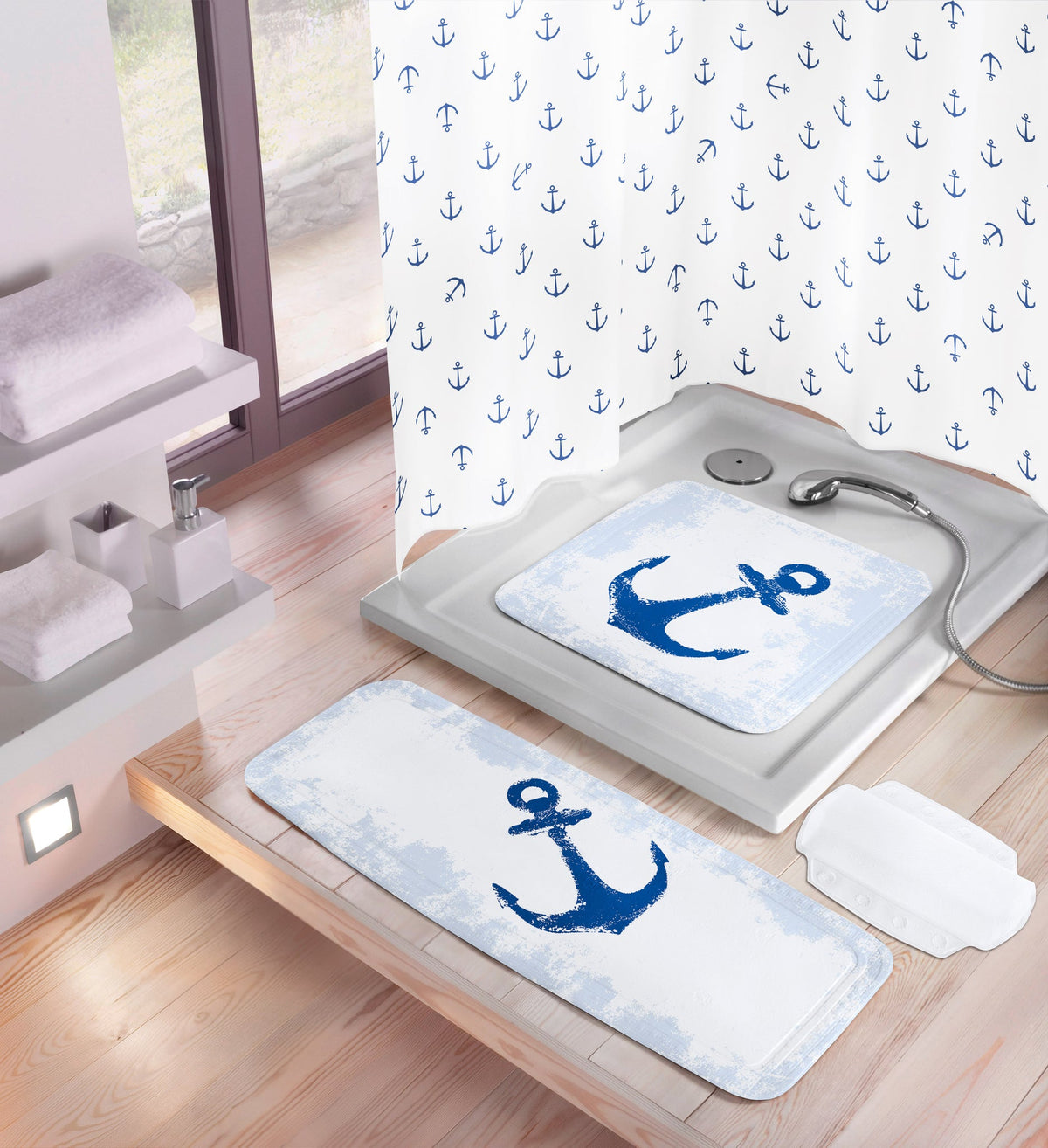 Badezimmer mit Duschvorhang und Badematten im blauen Anker-Design