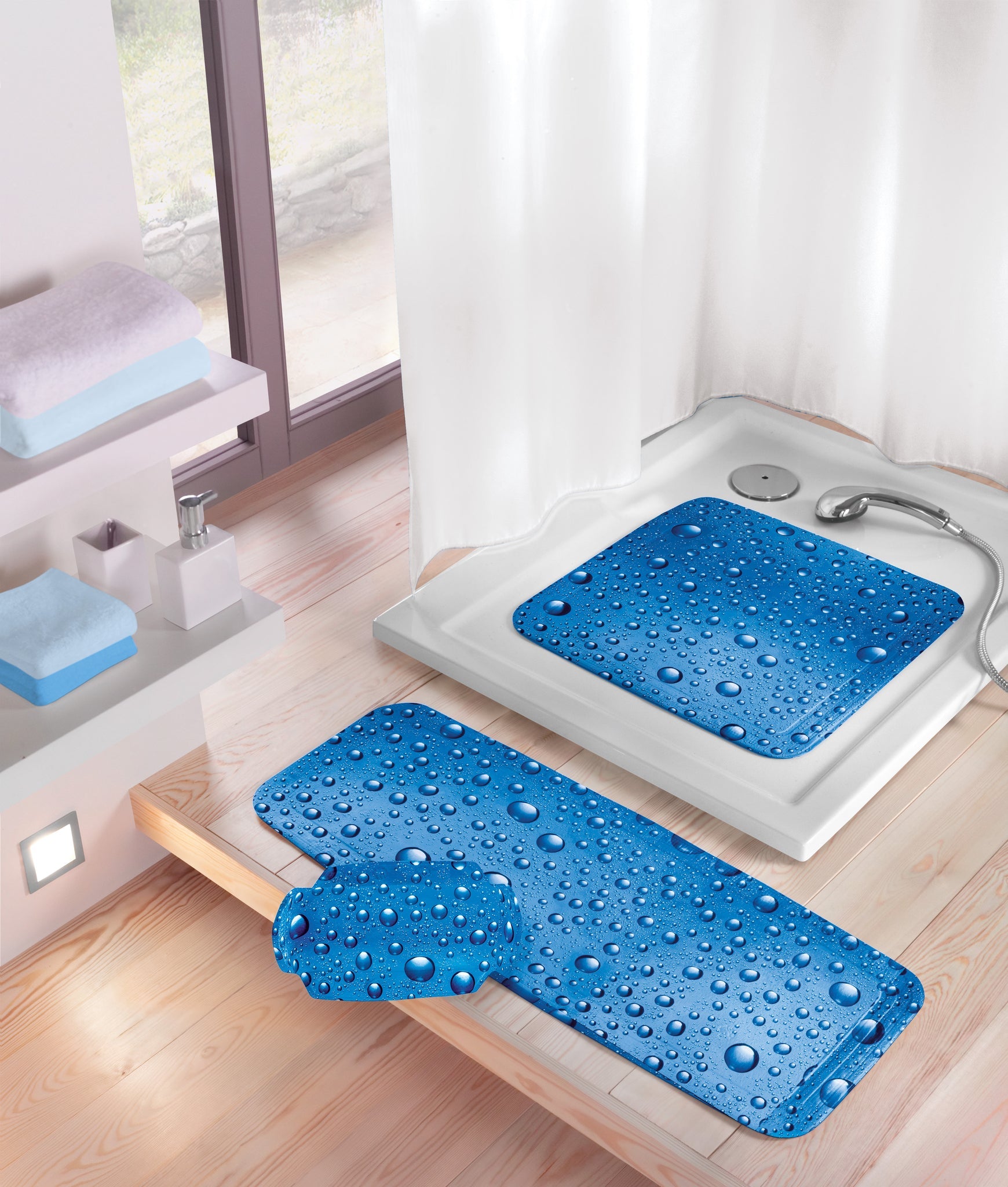 Duscheinlage BUBBLE Marineblau 55 x 55 cm liegt in weißer Dusche mit Handbrause.