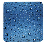 Nahaufnahme blauer Oberfläche mit Wassertropfen in verschiedenen Größen