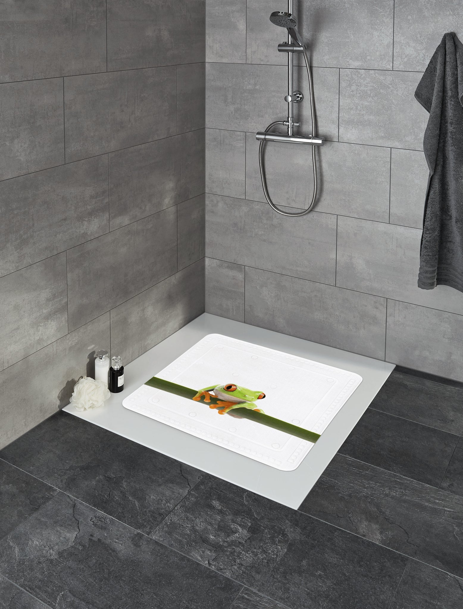 Duscheinlage CHARLIE Maigrün 55 x 55 cm liegt in moderner, grauer Fliesendusche mit Duschset.