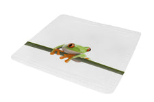 Weiße Badematte mit grünem Frosch auf Ast in der Mitte als Motiv