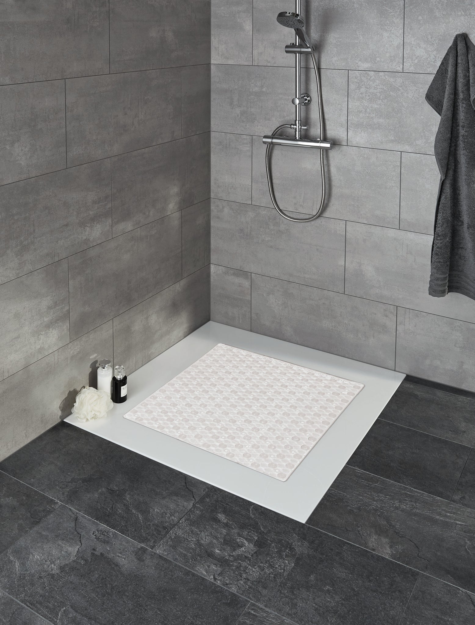 Duscheinlage HONEY Clear 55 x 55 cm liegt in einer modernen, grauen Duschtasse.