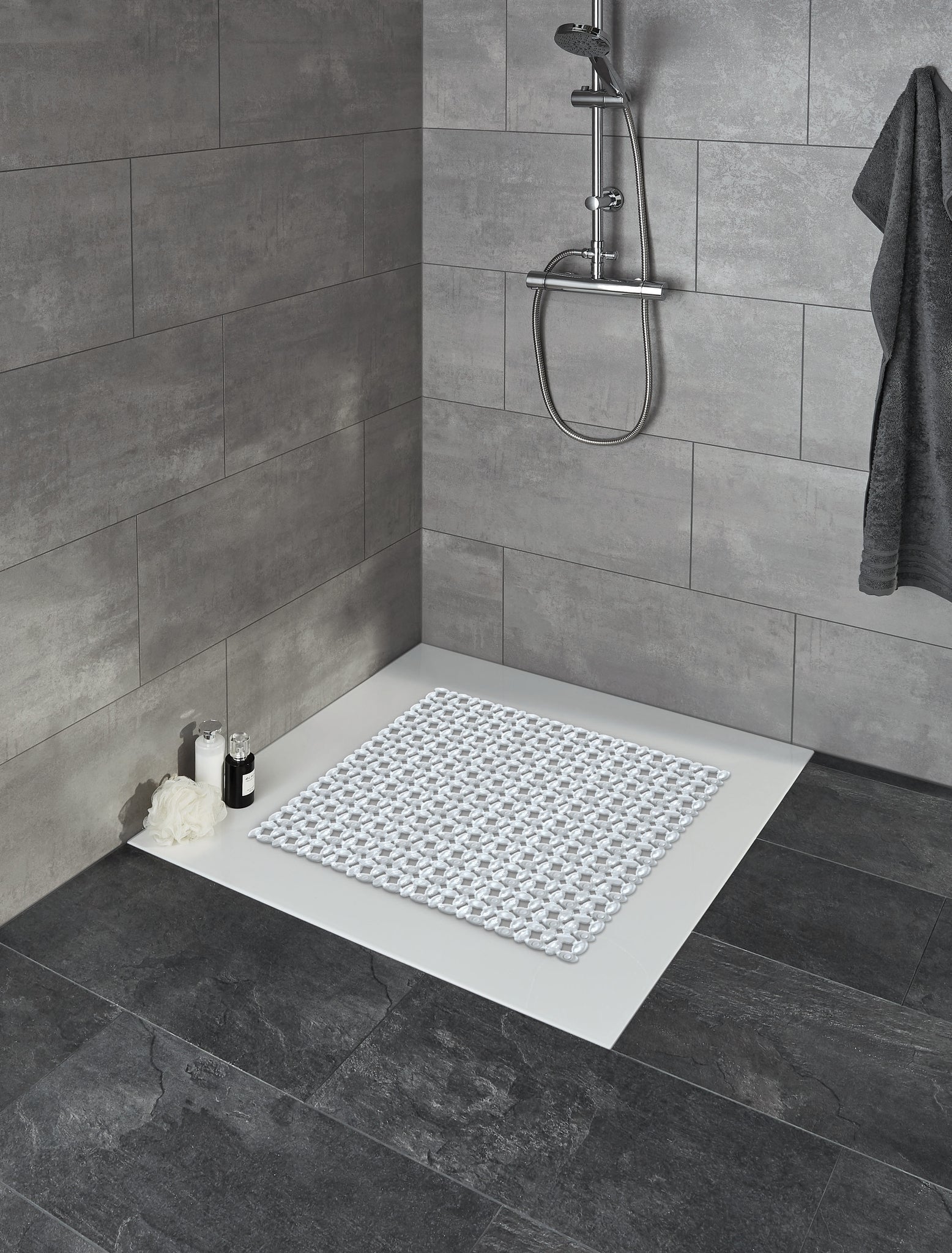 Duscheinlage IVY Clear 54x54 cm liegt auf weißer Duschwanne in moderner grauer Fliesendusche.
