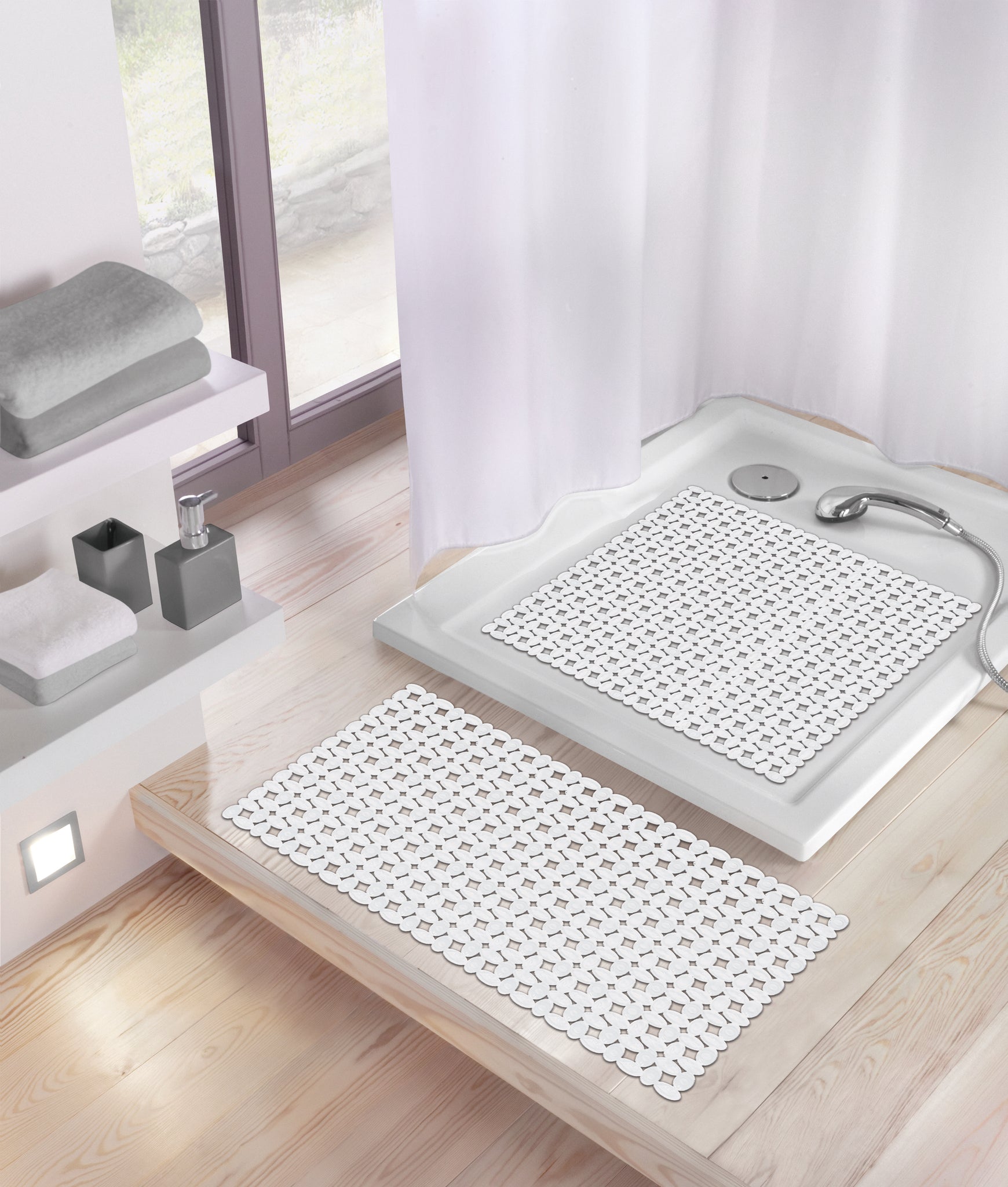 Zwei Duscheinlagen IVY Weiß 54 x 54 cm liegen in heller Dusche und auf hellem Holzboden.