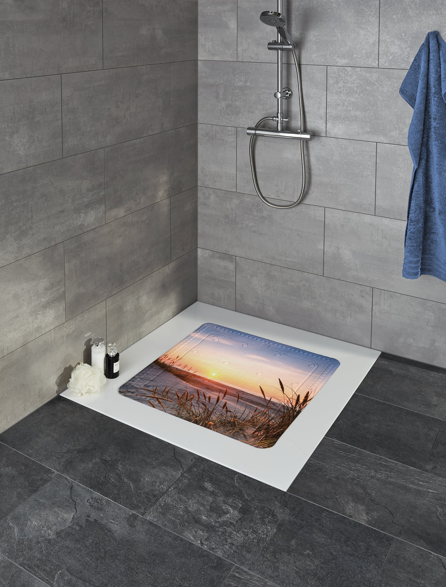 Duschwanne mit Sonnenuntergangs-Badewanneneinlage und Accessoires