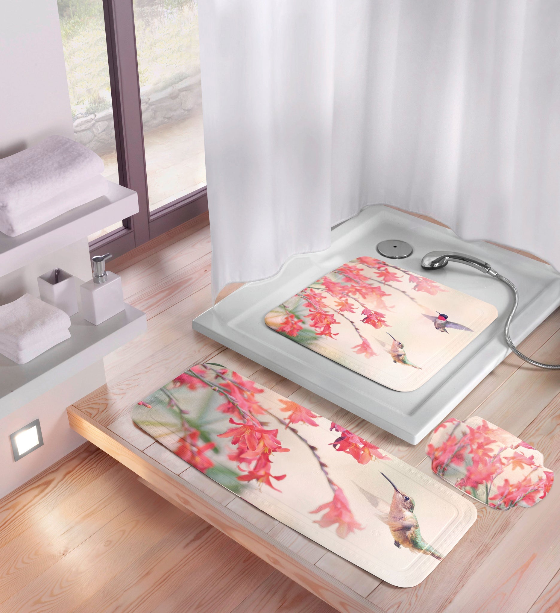 Die Duscheinlage KOLIBRI Multicolor 55 x 55 cm liegt dekorativ in einer hellen Dusche.