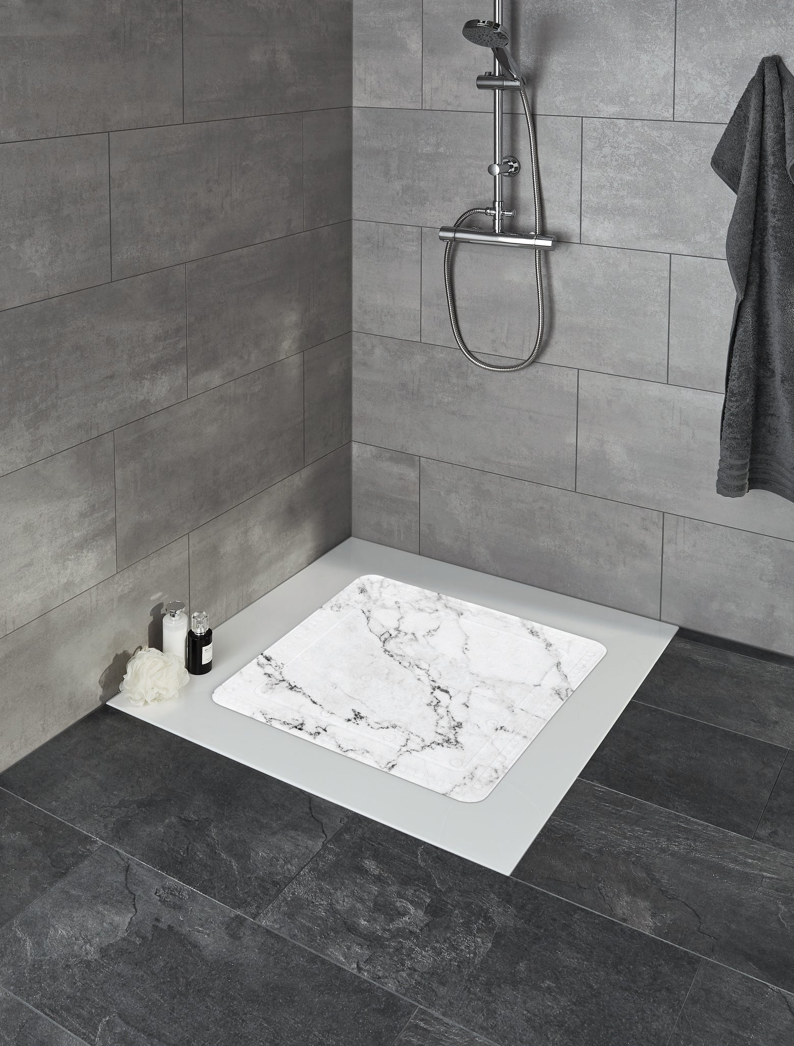 Weiße Marmor-Duschwanne in modernem grauem Fliesenbad mit Wanddusche