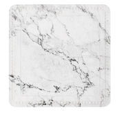 Weiße quadratische Badematte mit grauem Marmormuster von oben gesehen