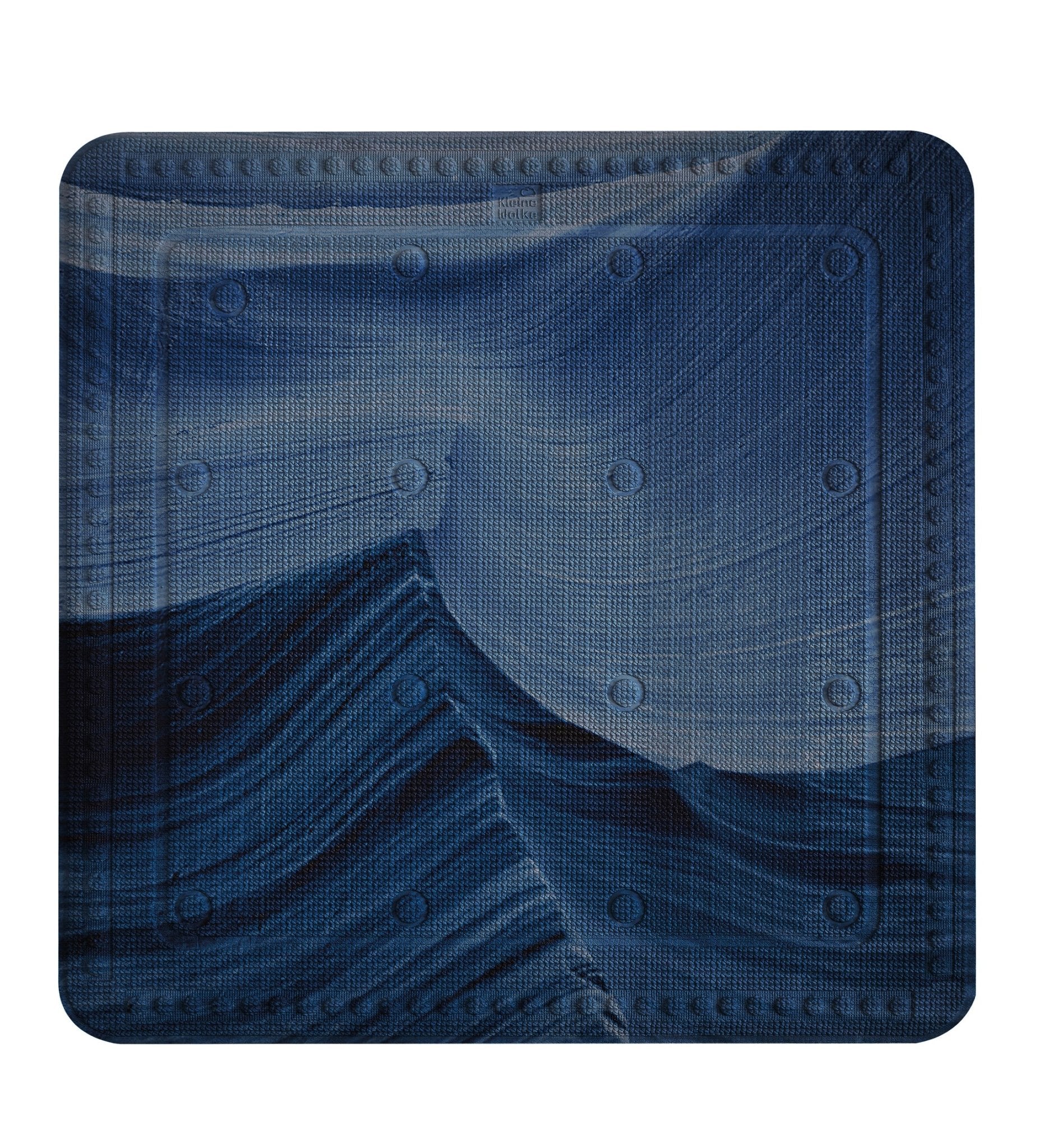 Quadratische blaue Duscheinlage MYSTIC Navy 55 x 55 cm mit wellenförmigem Muster von oben gesehen.