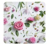 Weiße Duschmatte mit rosa, lila und weißen Blumen und Blättern verziert