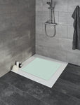 Ebenerdige Dusche mit hellgrüner Duschmatte, Fliesen und Handtuch