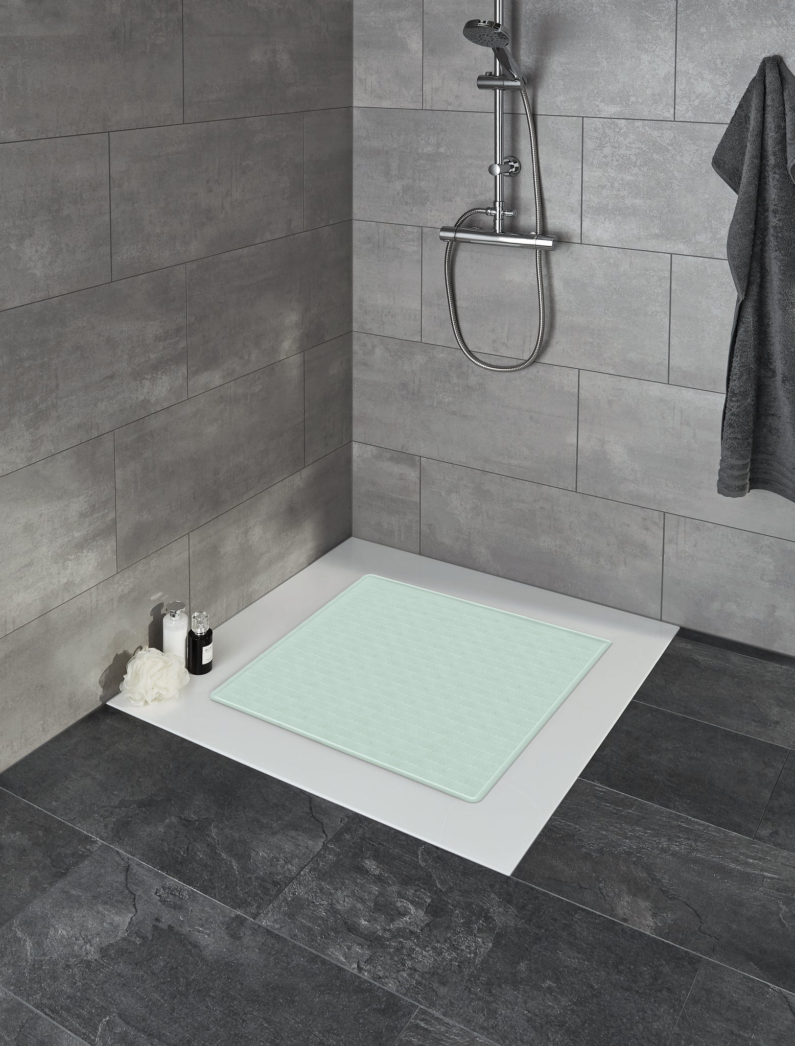 Duscheinlage RUBY Opal 53 x 53 cm liegt in moderner, grauer Fliesendusche mit Duscharmatur.