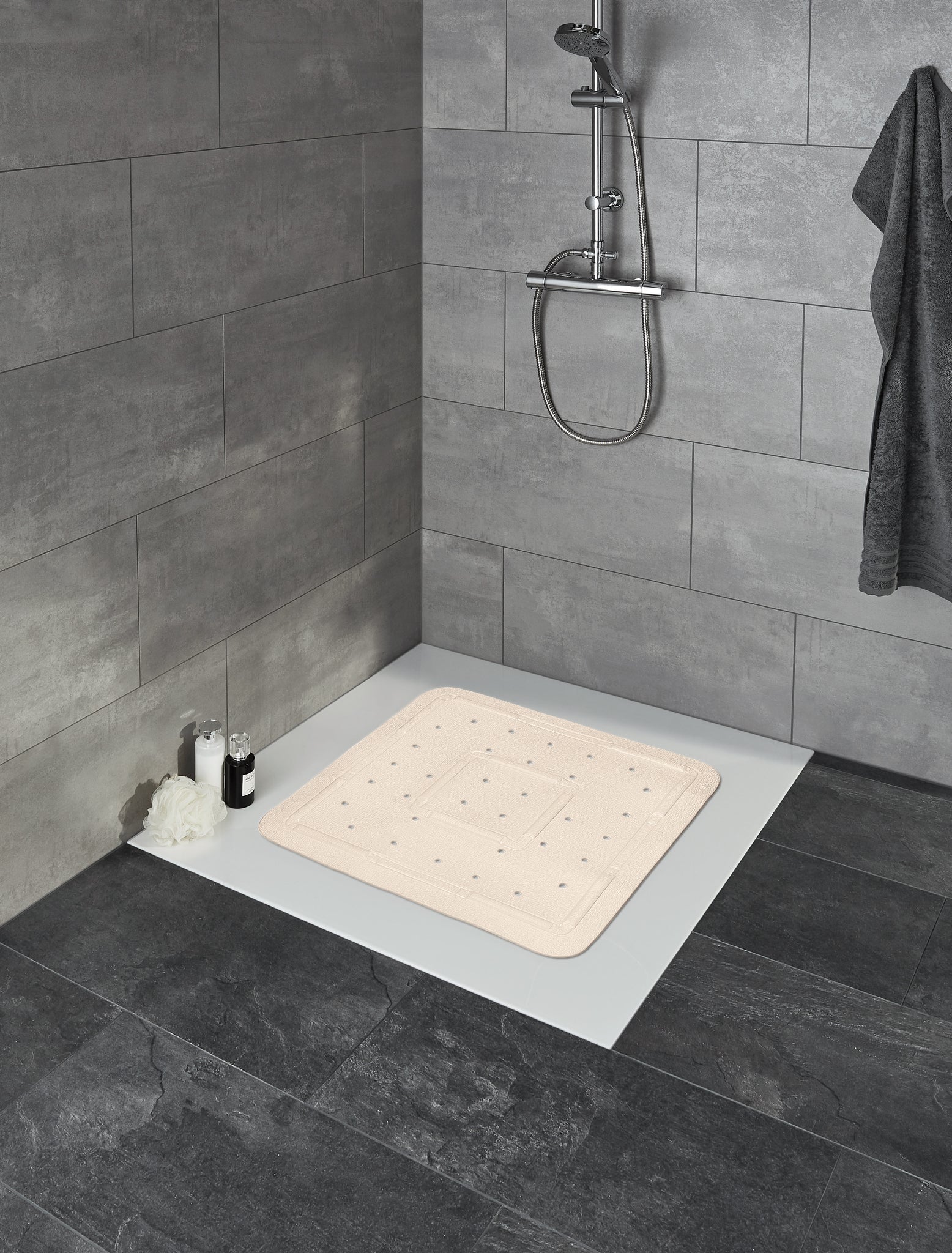 Duscheinlage SOFTY Natur 55 x 55 cm liegt in einer modernen, gefliesten Duschtasse mit Zubehör.