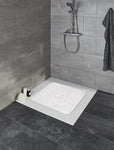 Weiße Anti-Rutsch-Badewannenmatte in grauer bodengleicher Eckdusche