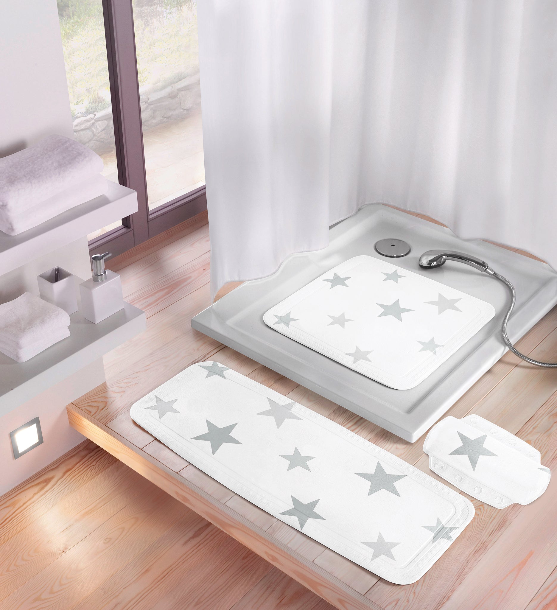Duscheinlage STARS silbergrau 55 x 55 cm liegt mit passenden Matten in moderner Dusche auf hellem Boden.